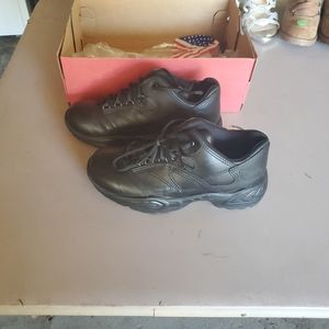 Reebok sz 7 womens black work shoes